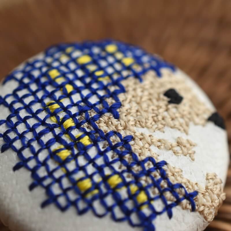 青いハリネズミくるみボタン刺繍ブローチ/29