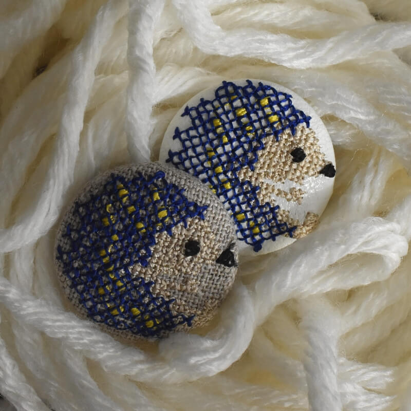 青いハリネズミくるみボタン刺繍ブローチ/29