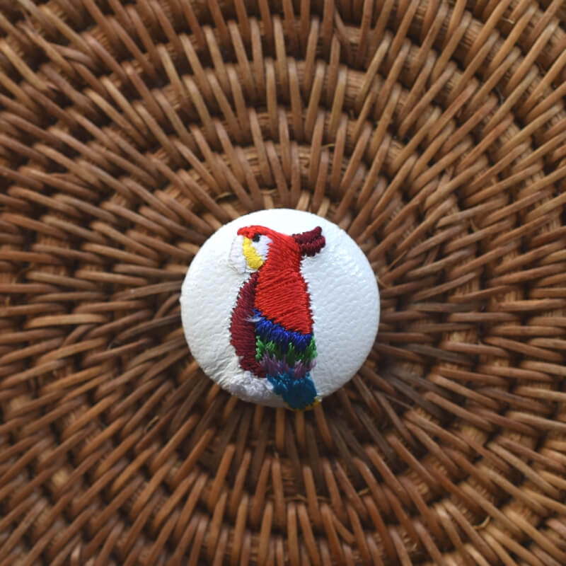 赤いオウム･くるみボタン刺繍ブローチ/22