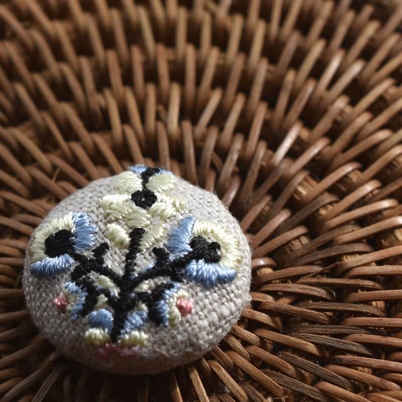 冬の色お花3輪シルバーくるみボタン刺繍ブローチ/22