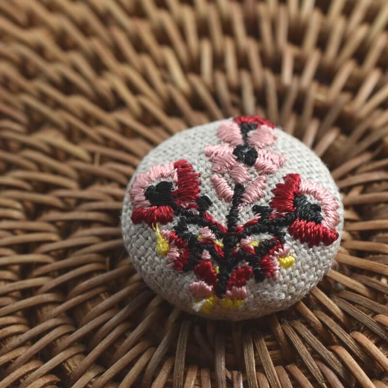 お花3輪ピンクくるみボタン刺繍ブローチ/22