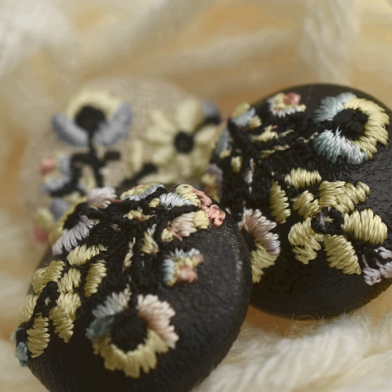 冬の色お花3輪シルバーくるみボタン刺繍ブローチ/22