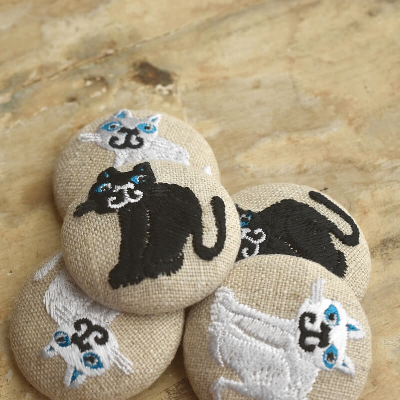 青色猫にやりくるみボタン刺繍ブローチ/38