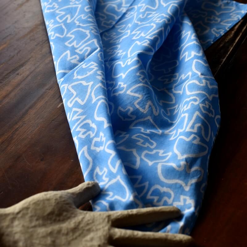 羽ばたく鳥のプリントハンカチ