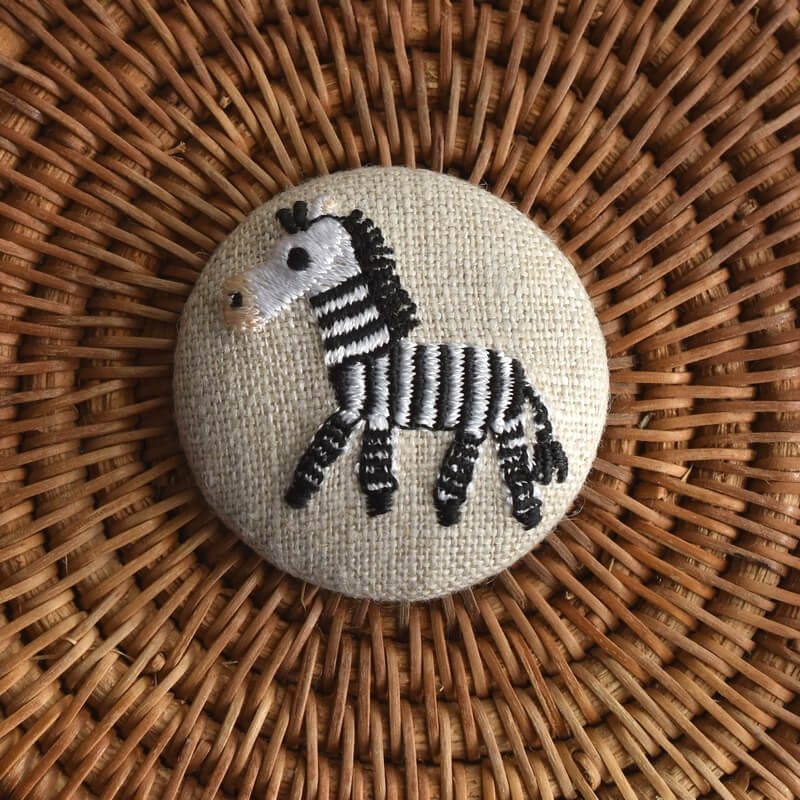 シマウマくるみボタン刺繍ブローチ/38