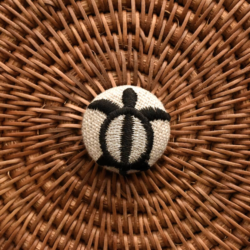 ホヌ海亀くるみボタン刺繍ブローチ/22