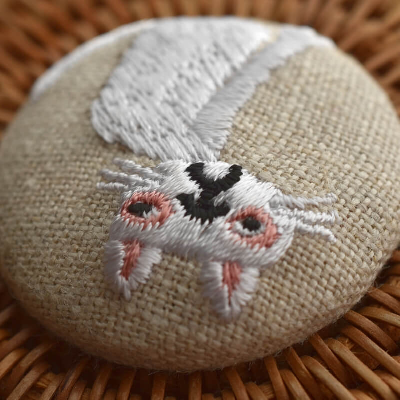 桃色猫へのじくるみボタン刺繍ブローチ/38