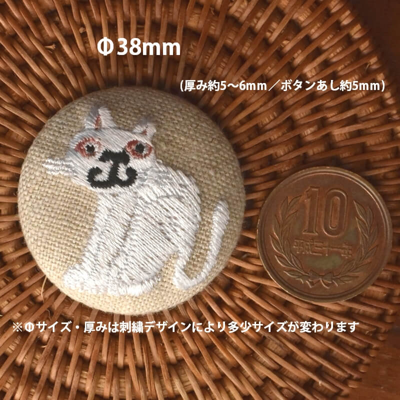 桃色猫にやりくるみボタン刺繍ブローチ/38