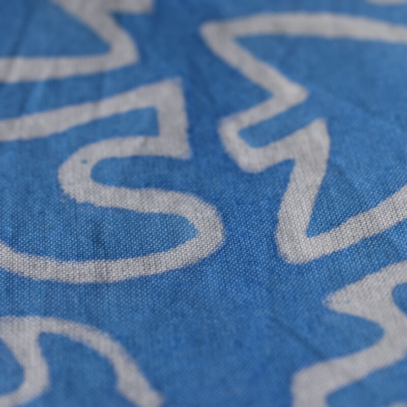 羽ばたく鳥のプリントハンカチ