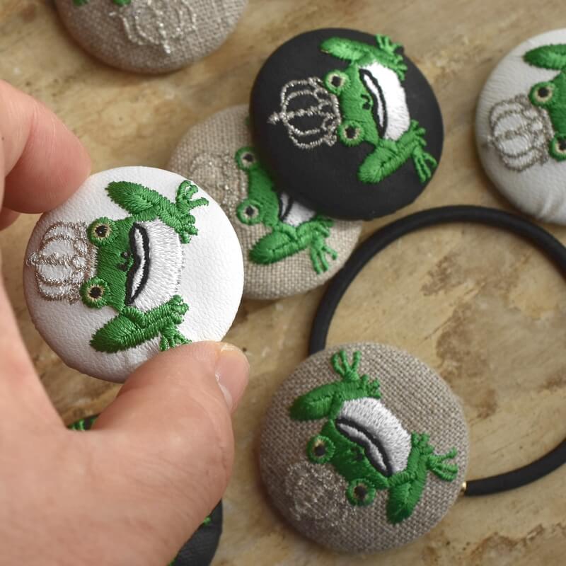 銀カエルKINGくるみボタン刺繍ブローチ/38