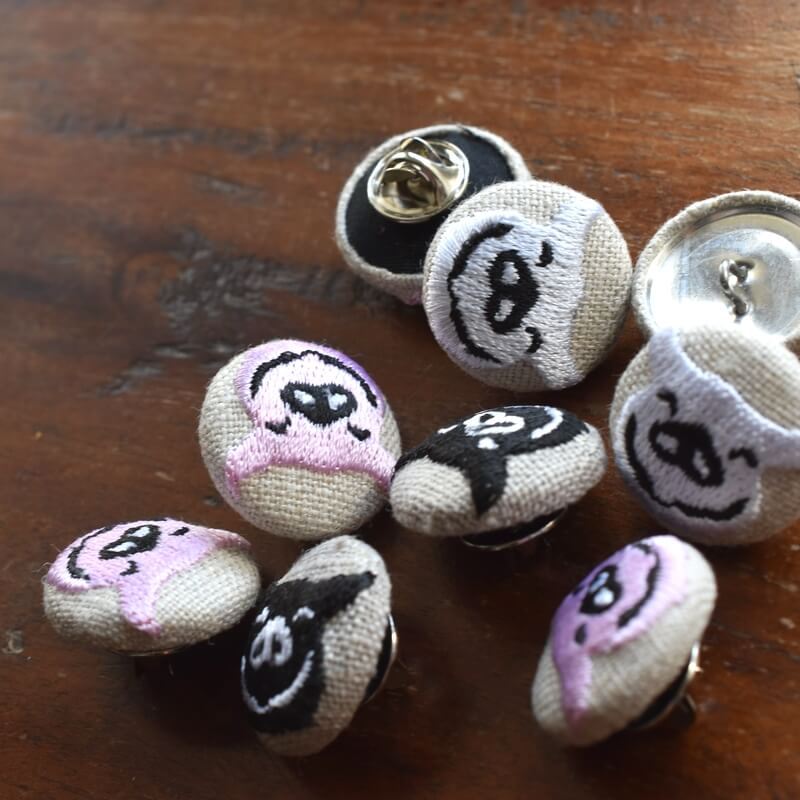 子ぶたくるみボタン刺繍ブローチ/22