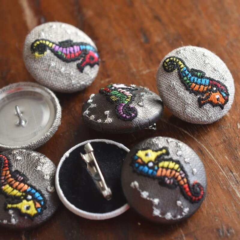 タツノオトシゴ水玉くるみボタン刺繍ブローチ/29