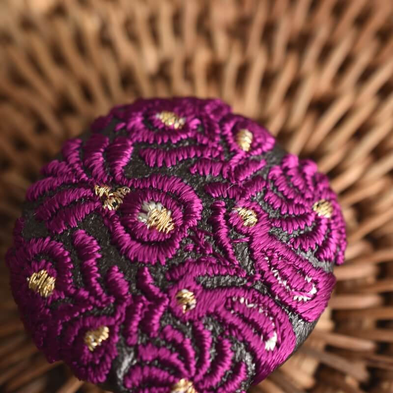 紫ハンガリー孔雀くるみボタンブルー刺繍ブローチ/29