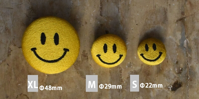 ニコちゃんマーク刺繍のくるみボタン