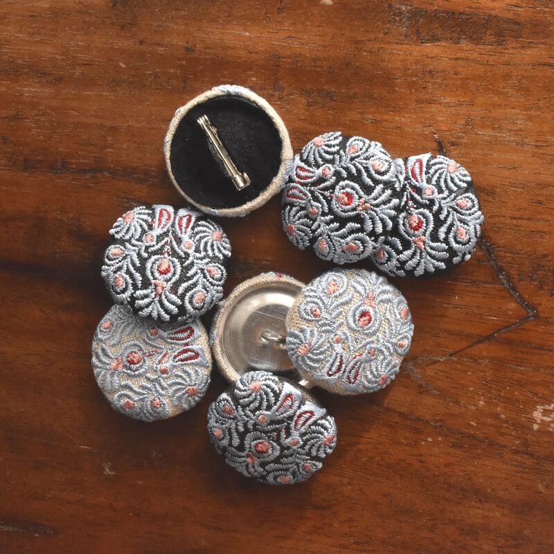 ハンガリー孔雀くるみボタンブルー刺繍ブローチ/29