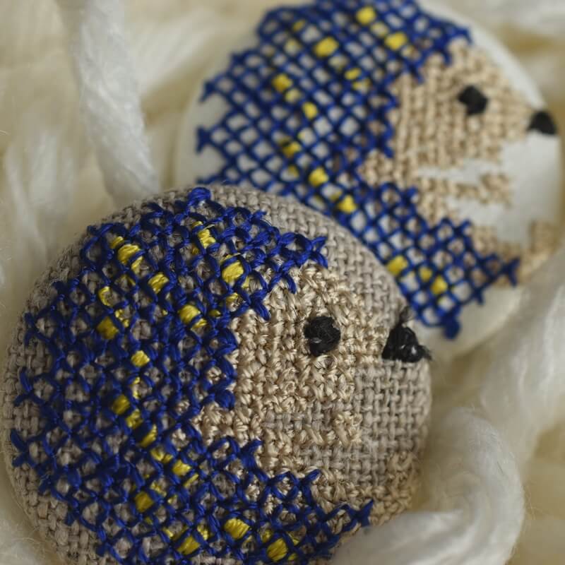 青いハリネズミくるみボタン刺繍ブローチ/29