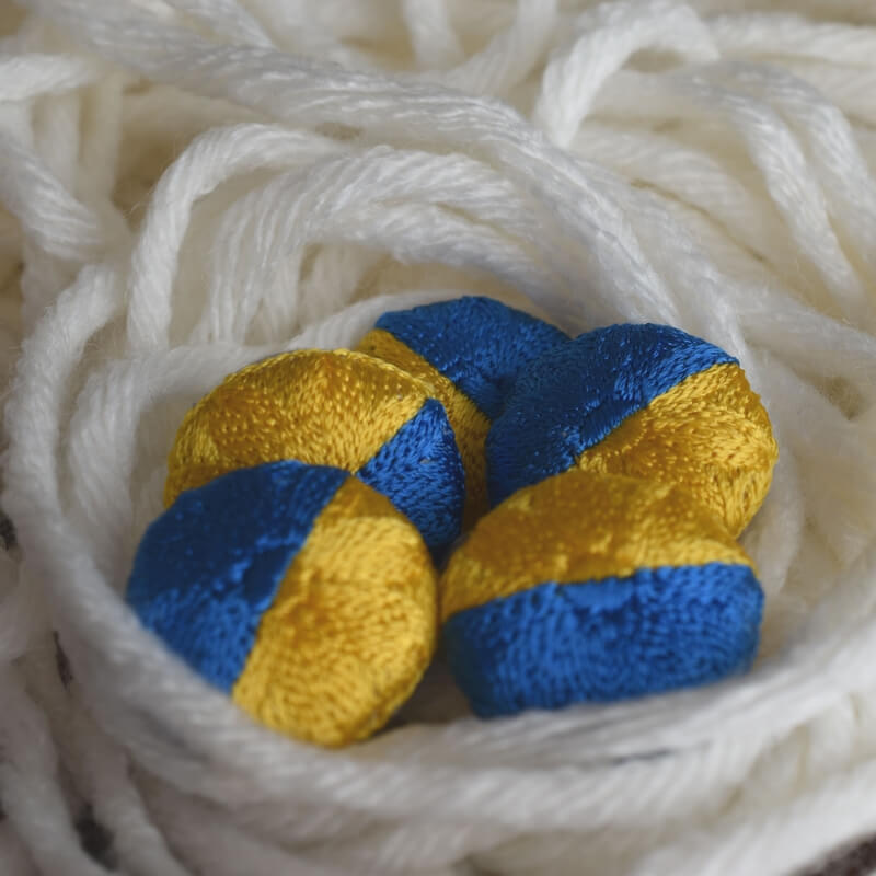 ウクライナ国旗[青黄旗_Ukraine]刺繍のくるみボタン