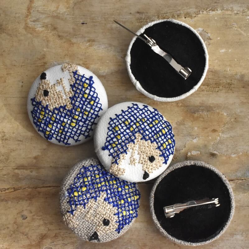 青いハリネズミくるみボタン刺繍ブローチ/29