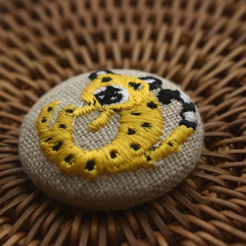 チーターくるみボタン刺繍ブローチ/29