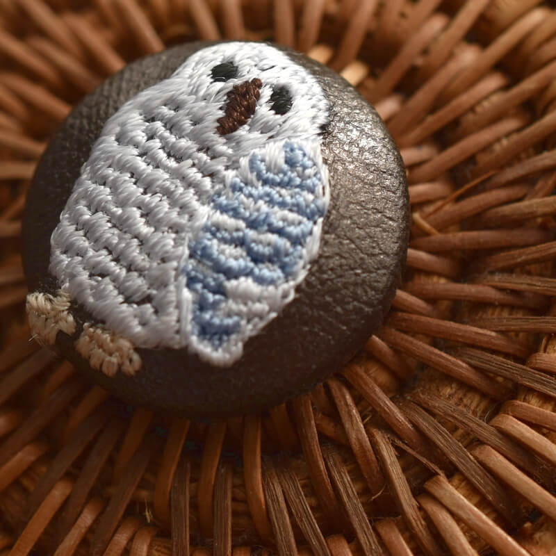 白フクロウくるみボタン刺繍ブローチ/22