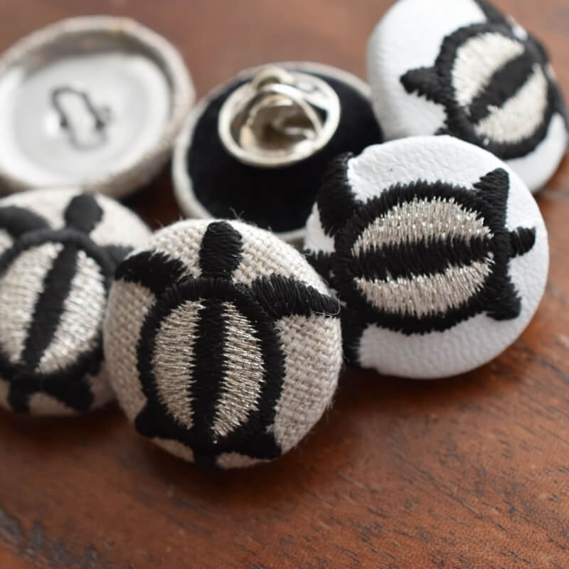 ホヌ海亀くるみボタン刺繍ブローチ/22