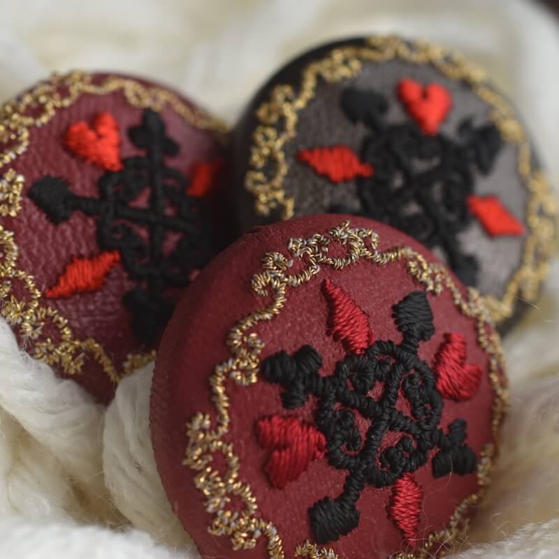 金トランプくるみボタン刺繍ブローチ/29