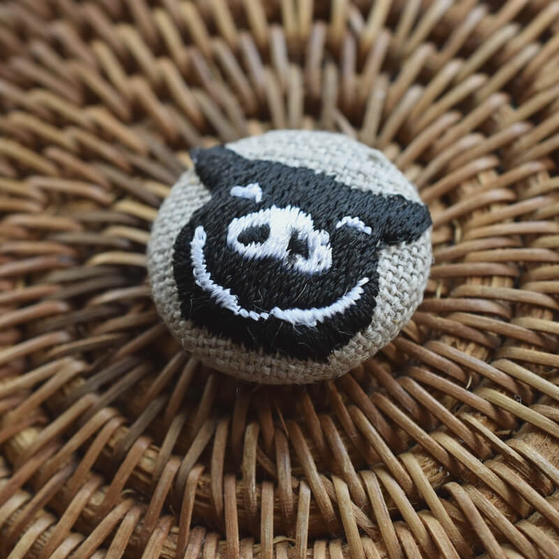 子ぶたくるみボタン刺繍ブローチ/22