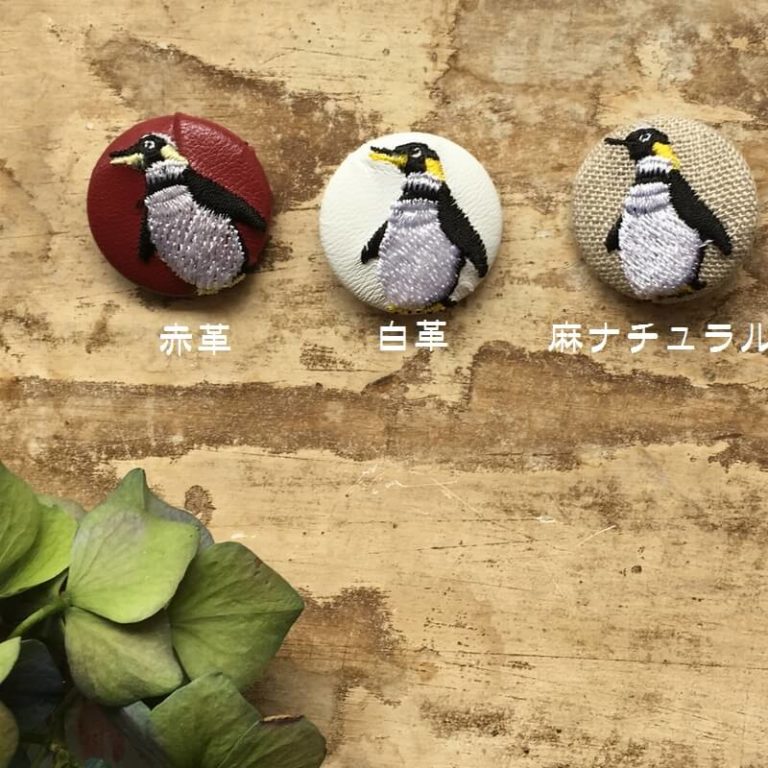 ペンギン刺繍くるみボタンアクセサリー:29mm｜mimi刺繍｜東京・吉祥寺の小さな刺繍屋さん