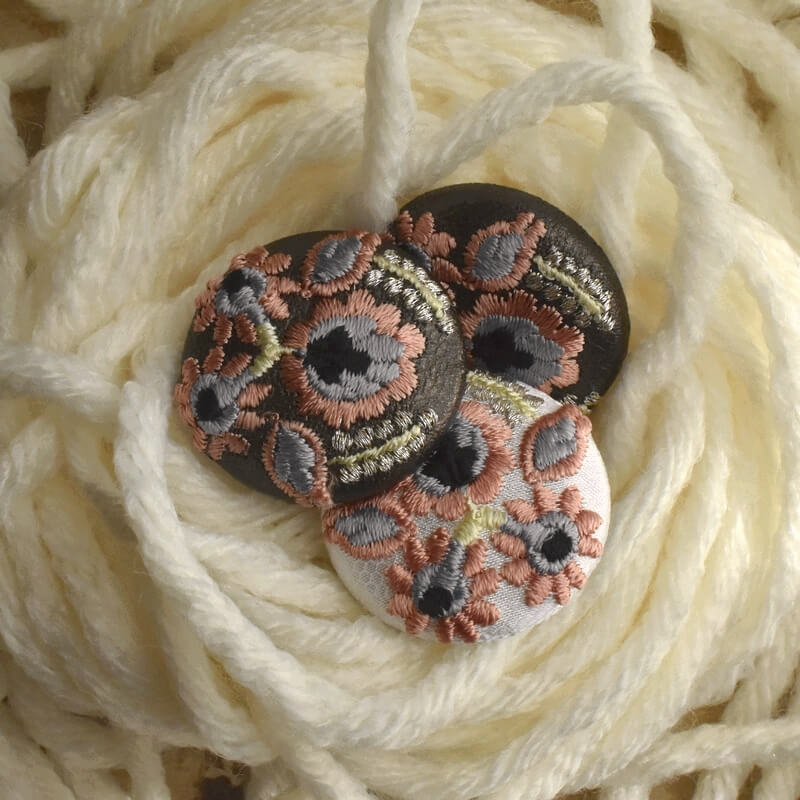 ハンガリー実と花くるみボタン刺繍ブローチ/29