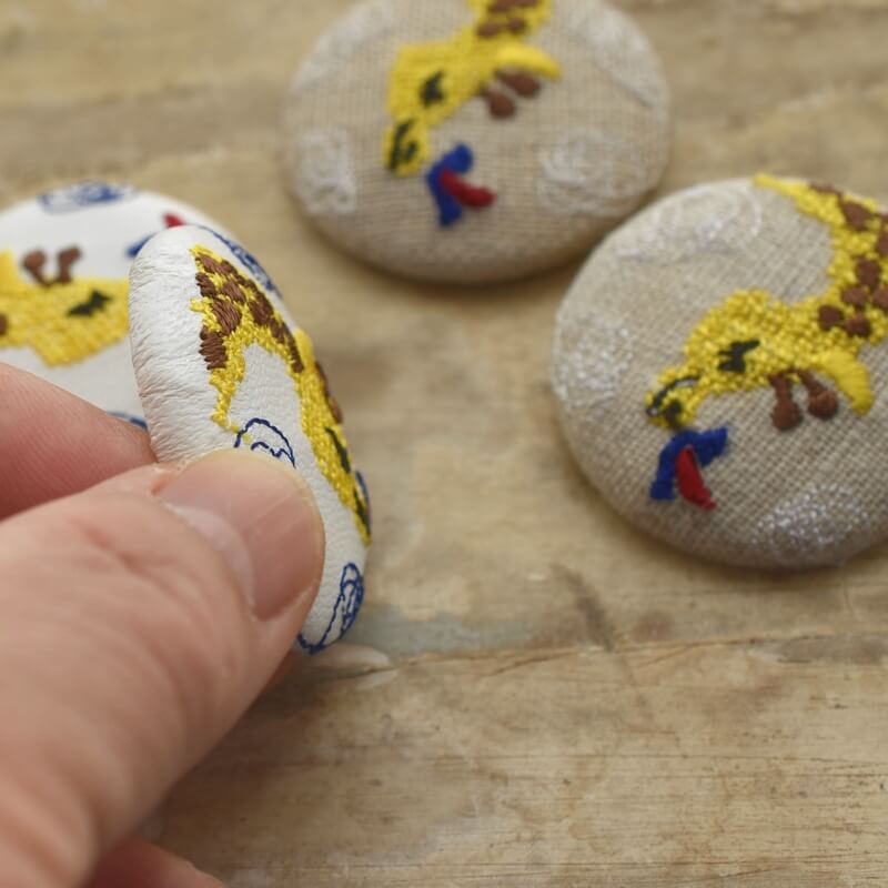 キリンくるみボタン刺繍ブローチ/38