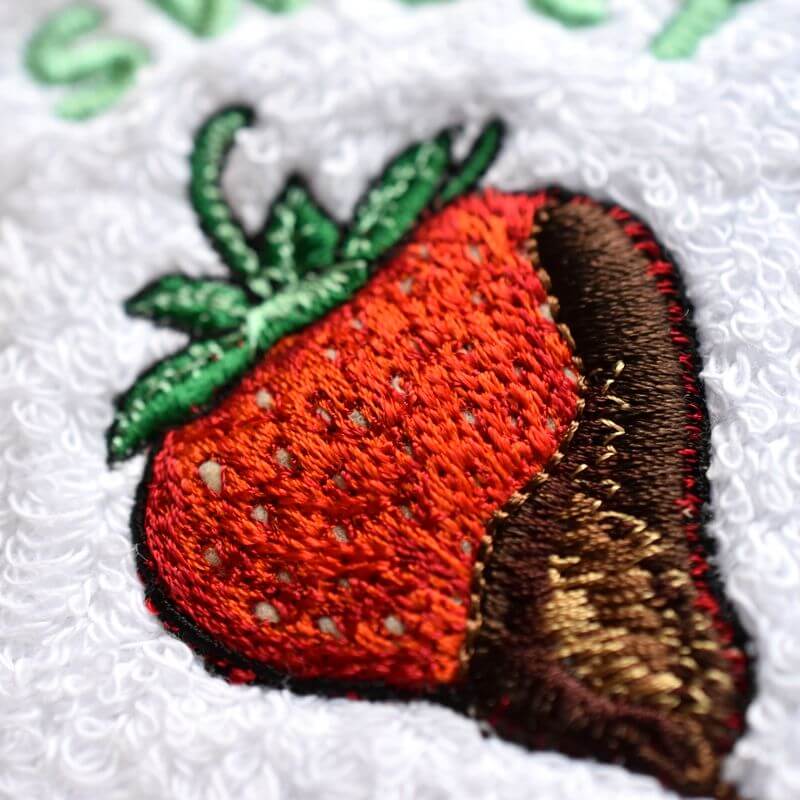 苺チョコの刺繍タオルアップ