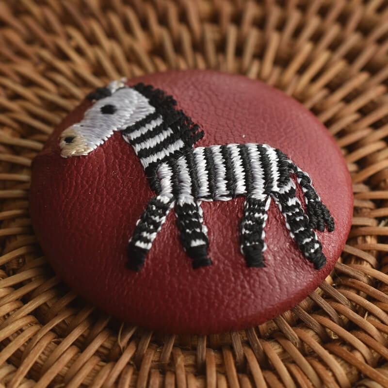 シマウマくるみボタン刺繍ブローチ/38