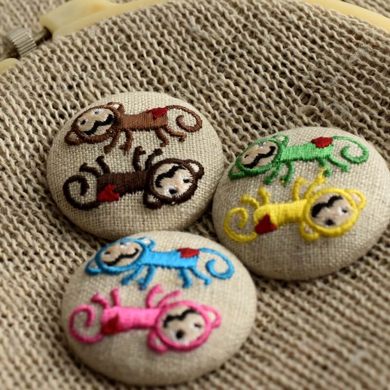 おさるダンスくるみボタン刺繍ブローチ/38