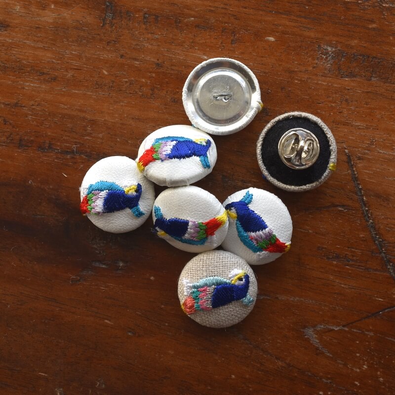 オウム･くるみボタン刺繍ブローチ/22