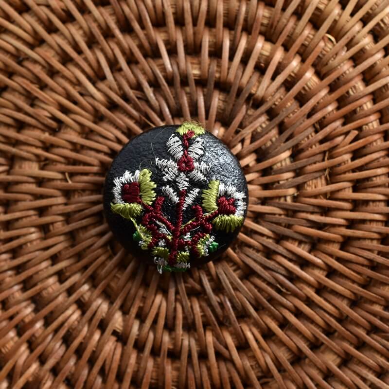 お花3輪シルバーくるみボタン刺繍ブローチ/22