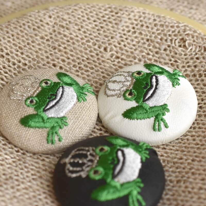 銀カエルKINGくるみボタン刺繍ブローチ/38