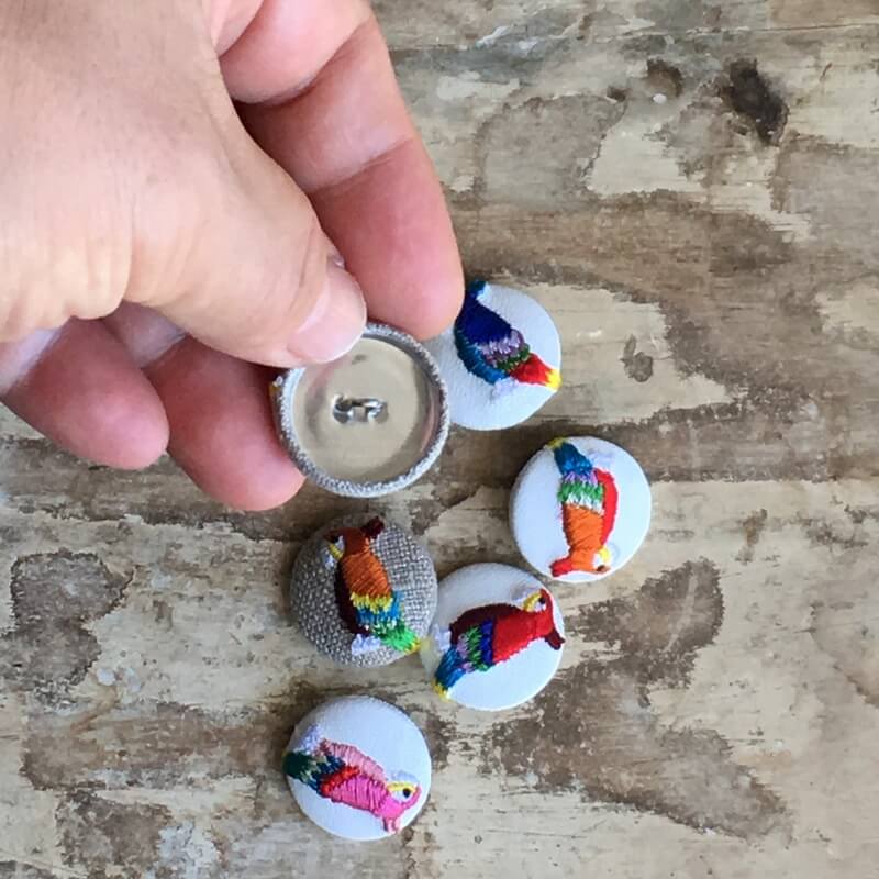 オウム･くるみボタン刺繍ブローチ/22