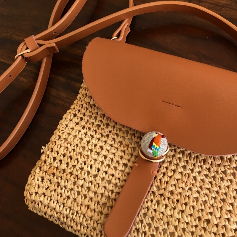 オウム･くるみボタン刺繍ブローチ/22