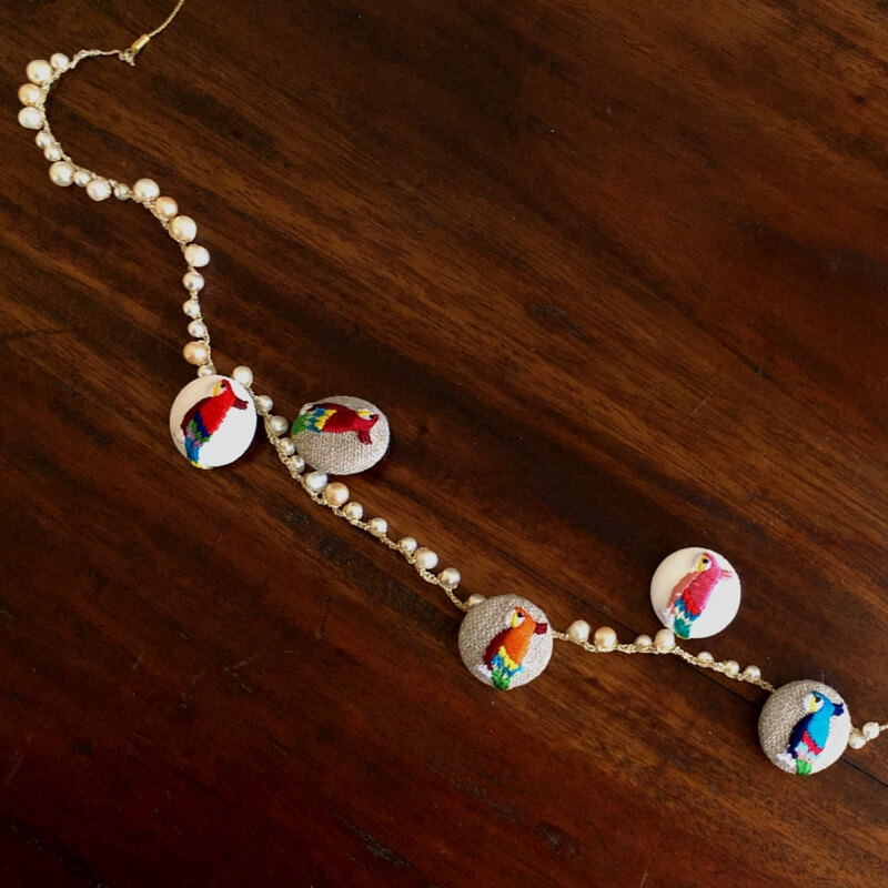 オウム･くるみボタン刺繍ブローチ/22