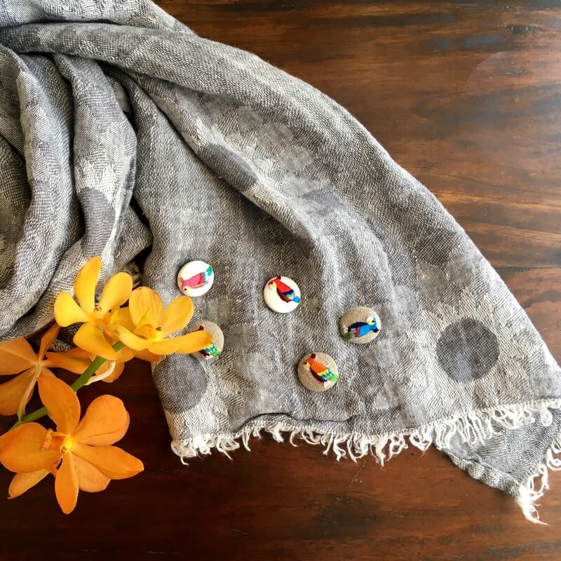 オウム･くるみボタン刺繍ブローチ/22