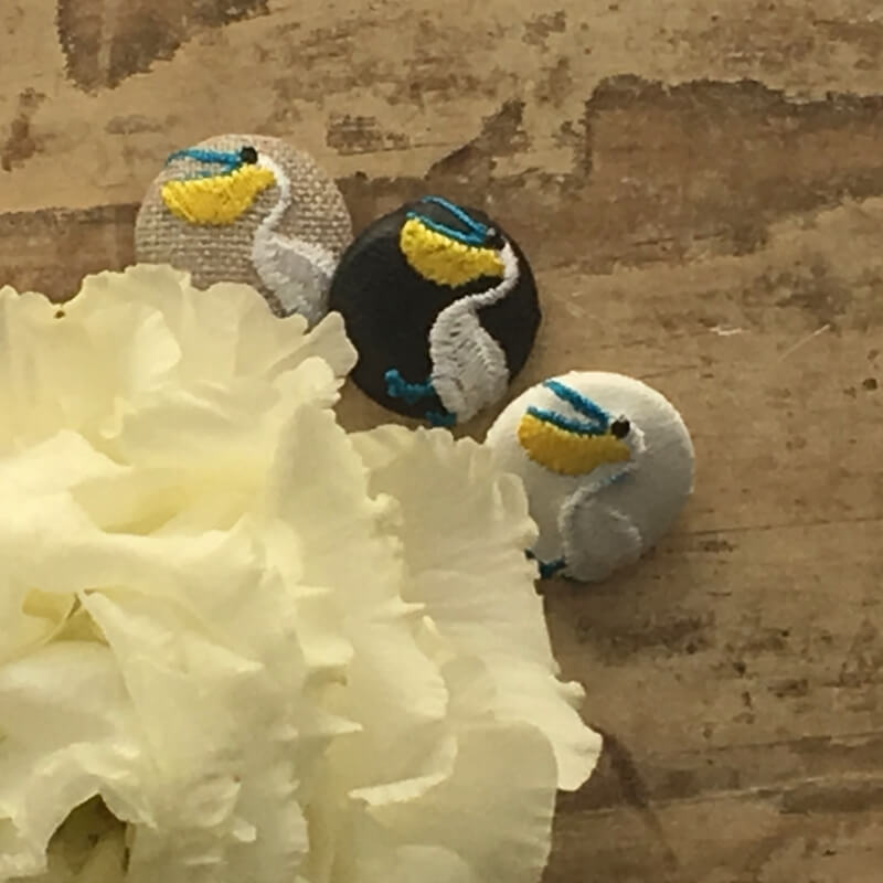 ペリカン･くるみボタン刺繍ブローチ