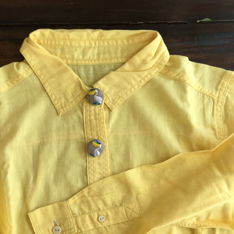 ペリカン･くるみボタン刺繍ブローチシャツ