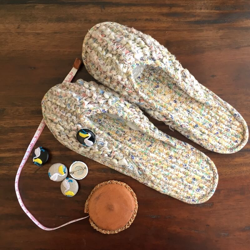 ペリカン･くるみボタン刺繍ブローチスリッパ