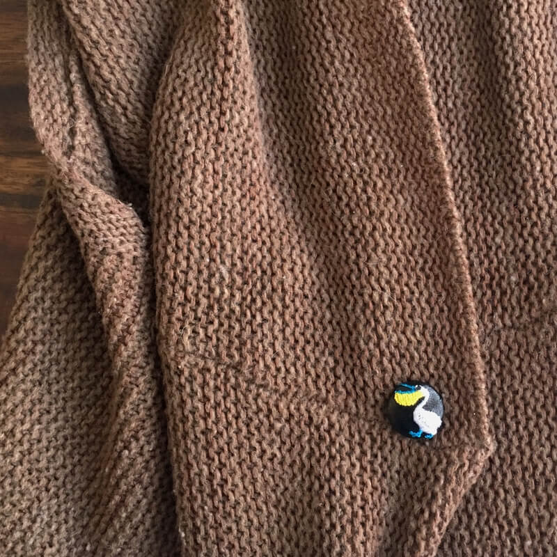 ペリカン･くるみボタン刺繍ブローチ洋服