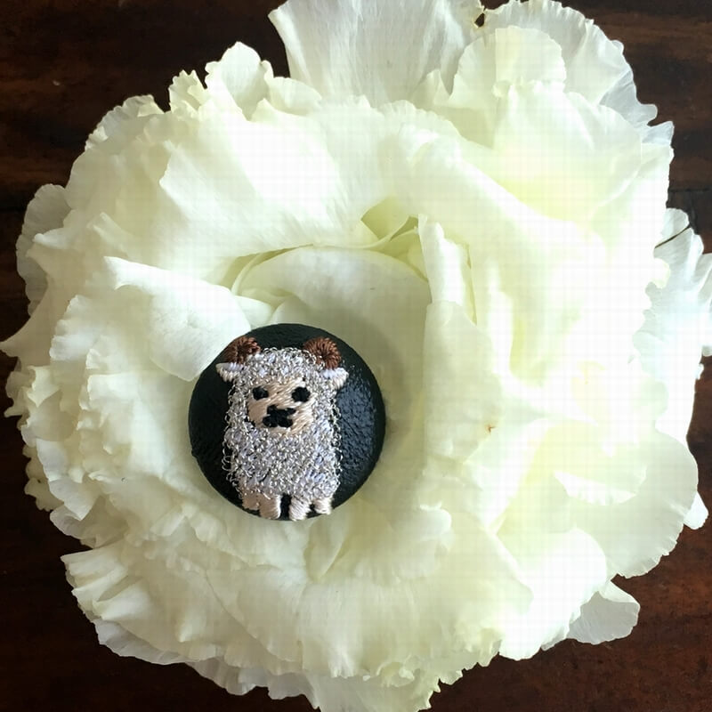 ヒツジくるみボタン刺繍ブローチ/22黒