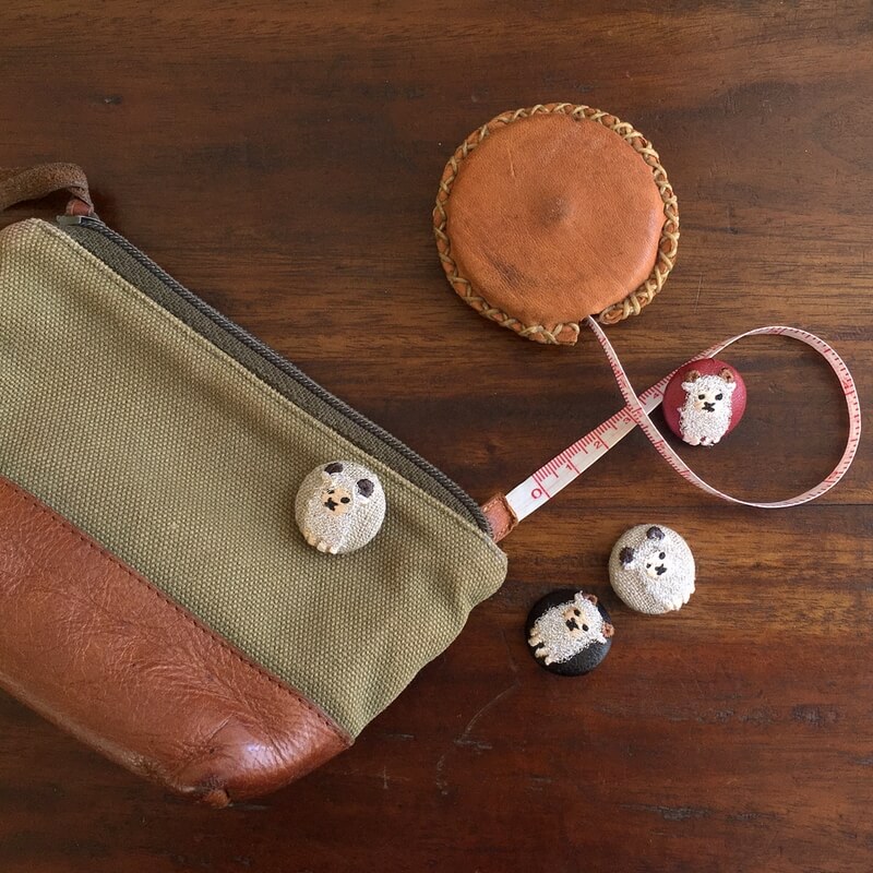 ヒツジくるみボタン刺繍ブローチ/22ポーチ