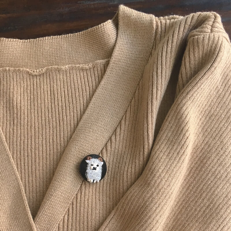 ヒツジくるみボタン刺繍ブローチ/22洋服