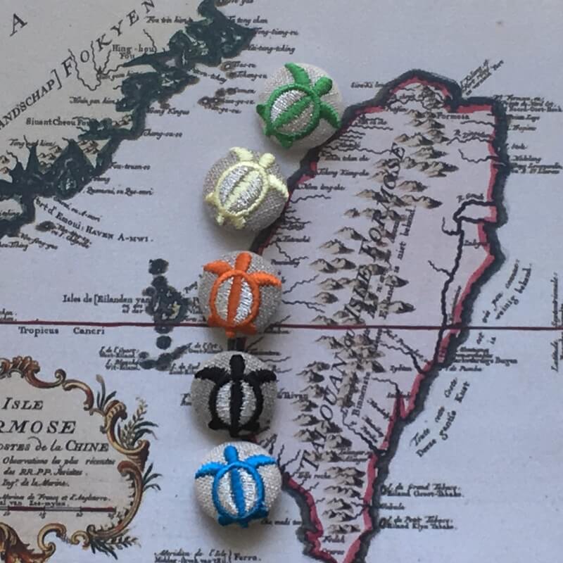 ホヌ海亀くるみボタン刺繍ブローチ/22