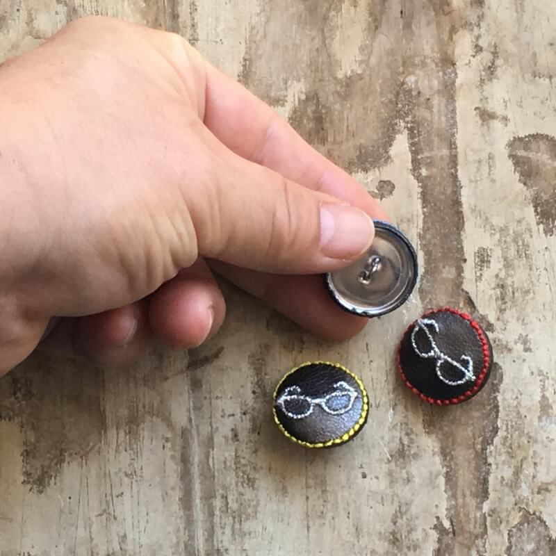 銀ぶちメガネ・くるみボタン刺繍ブローチ/22