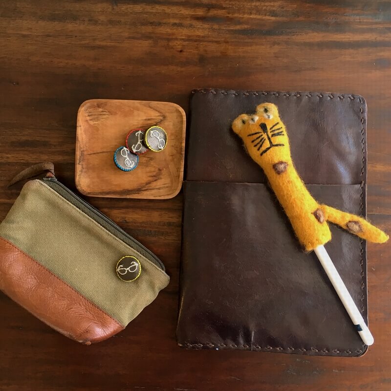 銀ぶちメガネ・くるみボタン刺繍ブローチ/22